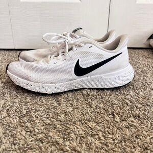 Nike Women’s 9.5 running shoe!